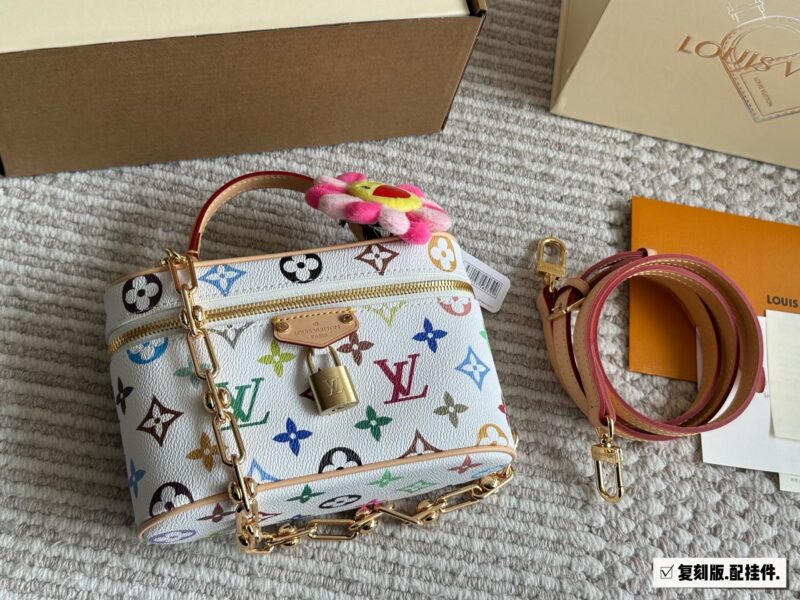 4b18b8668e.jpg ¥ 260 new white tri color replica box
L's new makeup bag is really beautiful! It's very compact and exquisite, with just the right width to fit far ahead. Even a bigger phone should be fine, it's perfect for spring and summer! Old flowers look great...