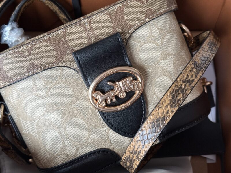 4b1c9d65e6.jpg 235 box
size:19*13cm
C's new model Georgie
Limited edition presbyopia box bag,
This one exudes a high-end texture,
And it's super versatile.
It's time to give yourself a seasonal bag~
Original hardware! Order version!