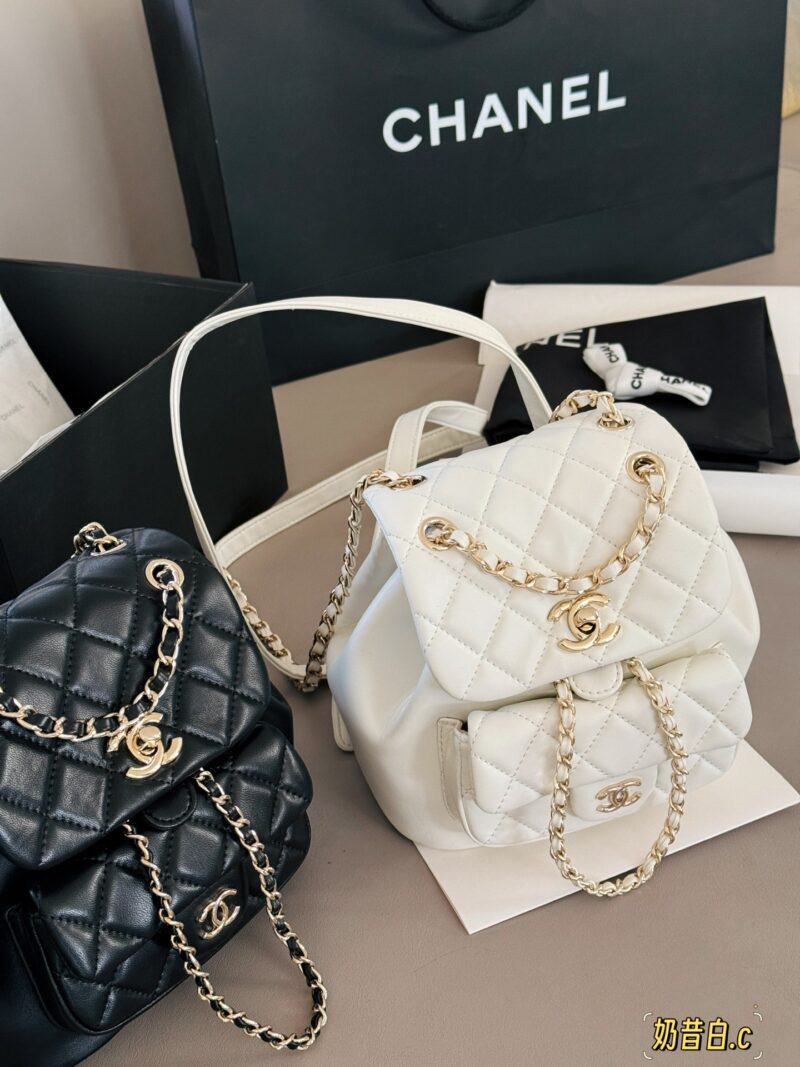 260 boxes
size：18*20cm
Xiaoxiang Family Duma Backpack
The texture of the bag is super good!
Fine grain sheepskin!
The cutest backpack of the season
? Single shoulder ? Double shoulder ? Handheld