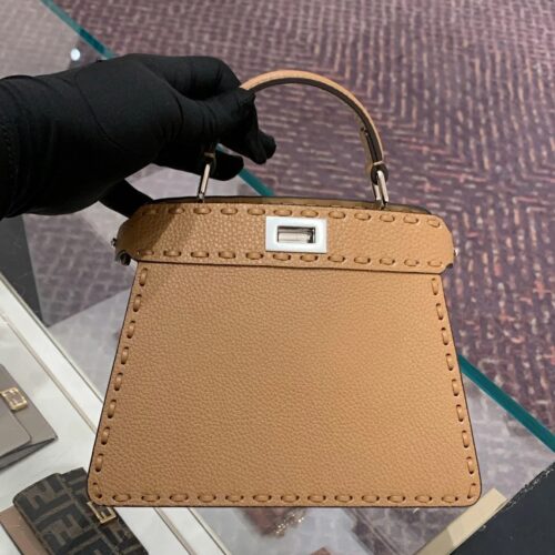 Fendi is versatile in any style of clothing, casual or professional, even down jackets, exuding a low-key and luxurious temperament.