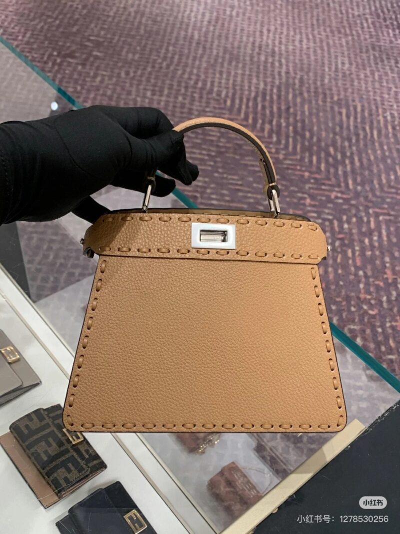 Fendi is versatile in any style of clothing, casual or professional, even down jackets, exuding a low-key and luxurious temperament.