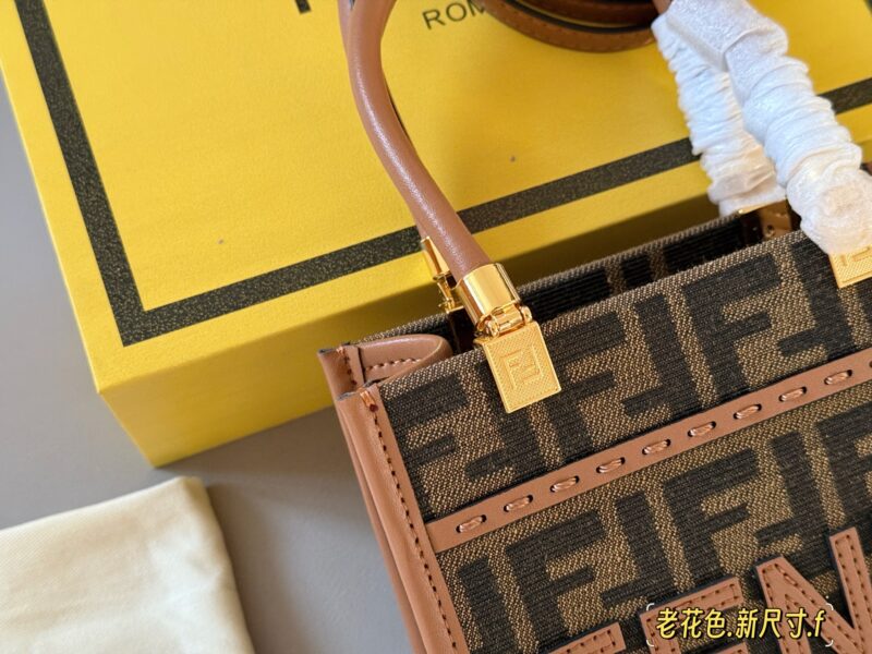 4b4ad35504.jpg 205 box
size:18*14cm
24ss Fenditote tote bag
A new size has been released
Small tote bags are perfect for daily outings
Practical and versatile!