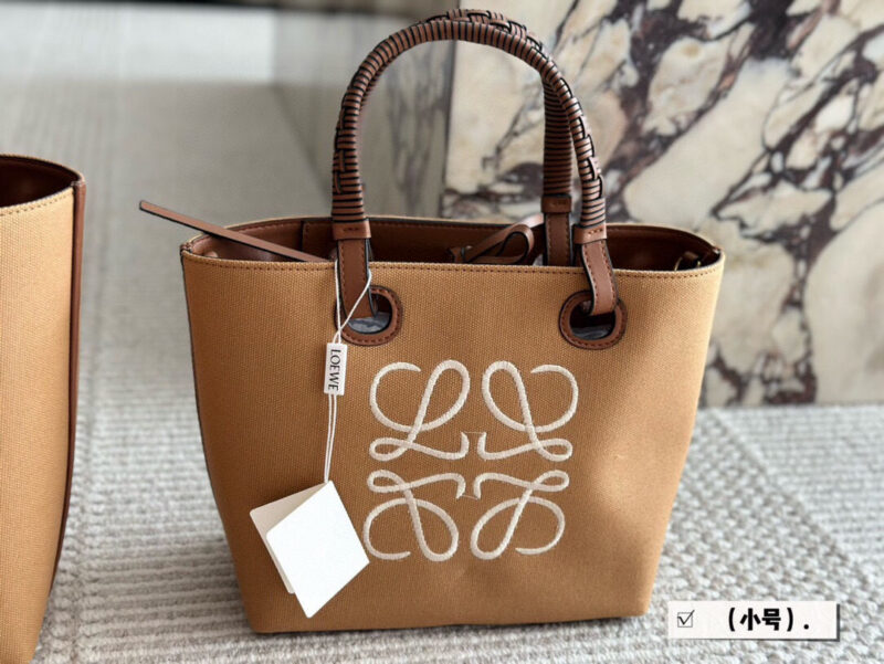 4b62cf4657.jpg 220 without box
Size: 23 * 22cm (small)
27 * 24cm (medium)
Loewe canvas shopping bag ?
A bag that is easy to pack in physical form
Recently, I have been carrying my back while traveling
Brown leather with rice white canvas, durable and textured
Its...