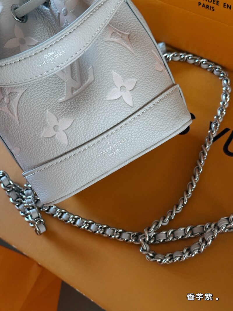 4b62d38717.jpg 210 box
size:13*16cm
Treat all kinds of illnesses|
L home nanonoe gray purple super beautiful
Beautiful mood haha
A small bag with full emotional value