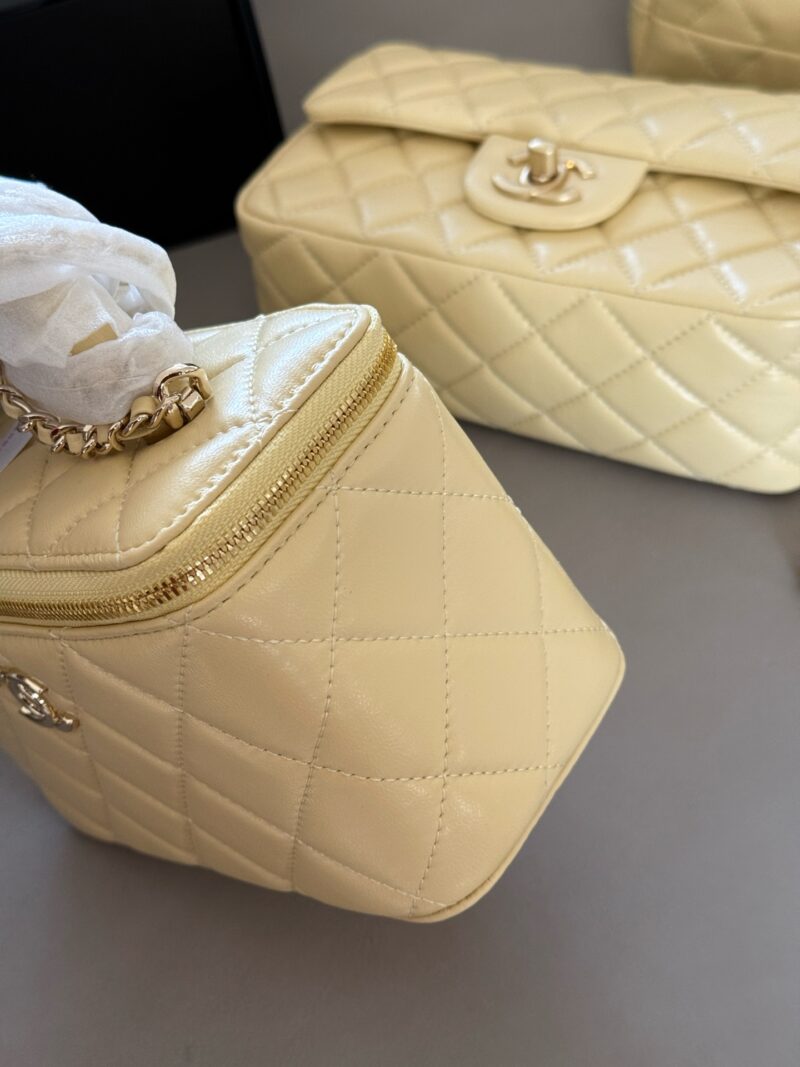 210 Pack
size：18*10cm
Xiaoxiangjia Handle Box Bag
Your upper body is full of immortal energy!
The smooth skin feels super comfortable to the touch
Crossarm/Handheld/
Summer chicken yellow/soft fufu drops super cute/
Search for Double Golden Balls