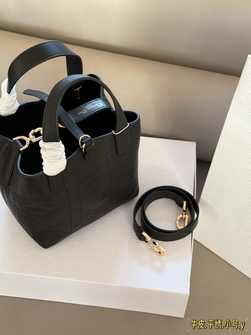 4b77569b26.jpg 330 340 box
Size: 18 * 20cm (small)
22 * 24cm (large)
D Home Tourers
How to choose horizontal/vertical version?
Simple yet not simple,
Elegant and full of vitality, with a large capacity,
One package takes care of everything!