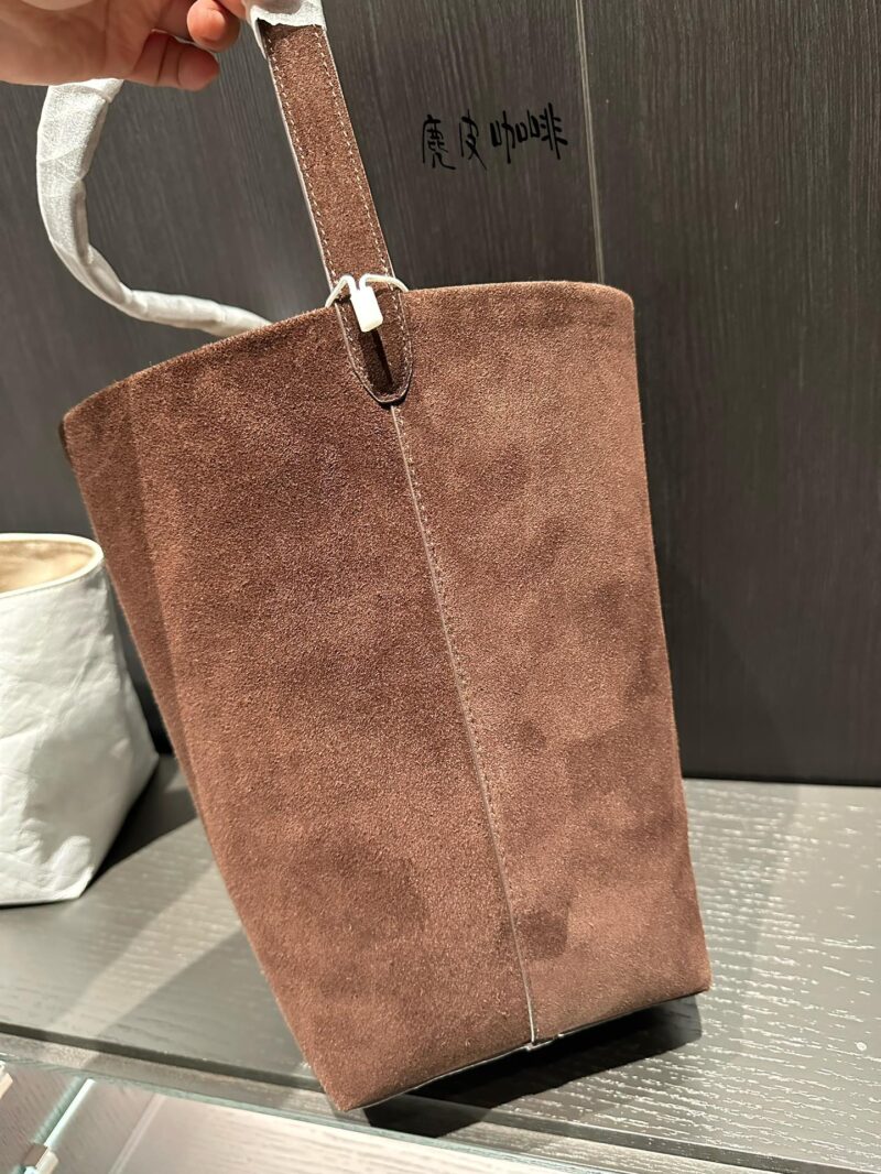 4b78750052.jpg Bucket Bag ? Gift inner bag G7155 # p335
Liu Yifei, Ni Ni, Dong Jie, Naza, Yang Mi
Waiting for many female celebrities with the same style of bucket bag, bucket bag, medium-sized leather, suede, top layer cowhide
The favorite of minimalism, with la...