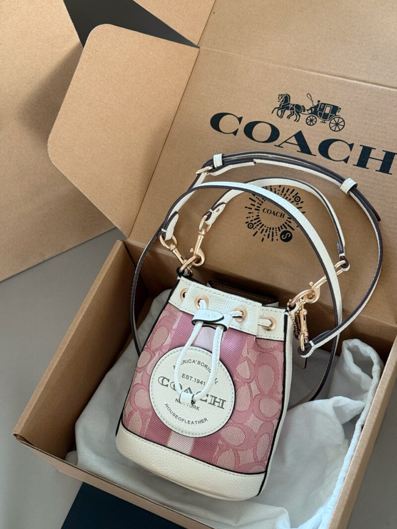 4b7cadf1df.jpg 215 boxes
size:16*16cm
C Mini Bucket Bag is super cute!
Valentine's Day limited edition pink water bucket
Super beautiful Dempsey bucket bag with powder and sticky texture
Search Coach Coach Bucket