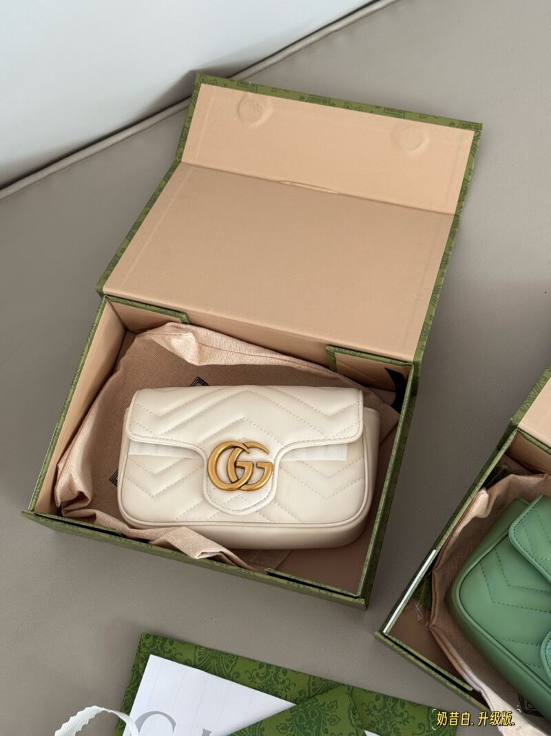4b98f1eeb4.jpg 195 box
size:16.5cm
GG Marmont Vanilla Green/Milk Shake White
Clear and refreshing summer~
Must buy Mamon bag
Marmont's most classic double G