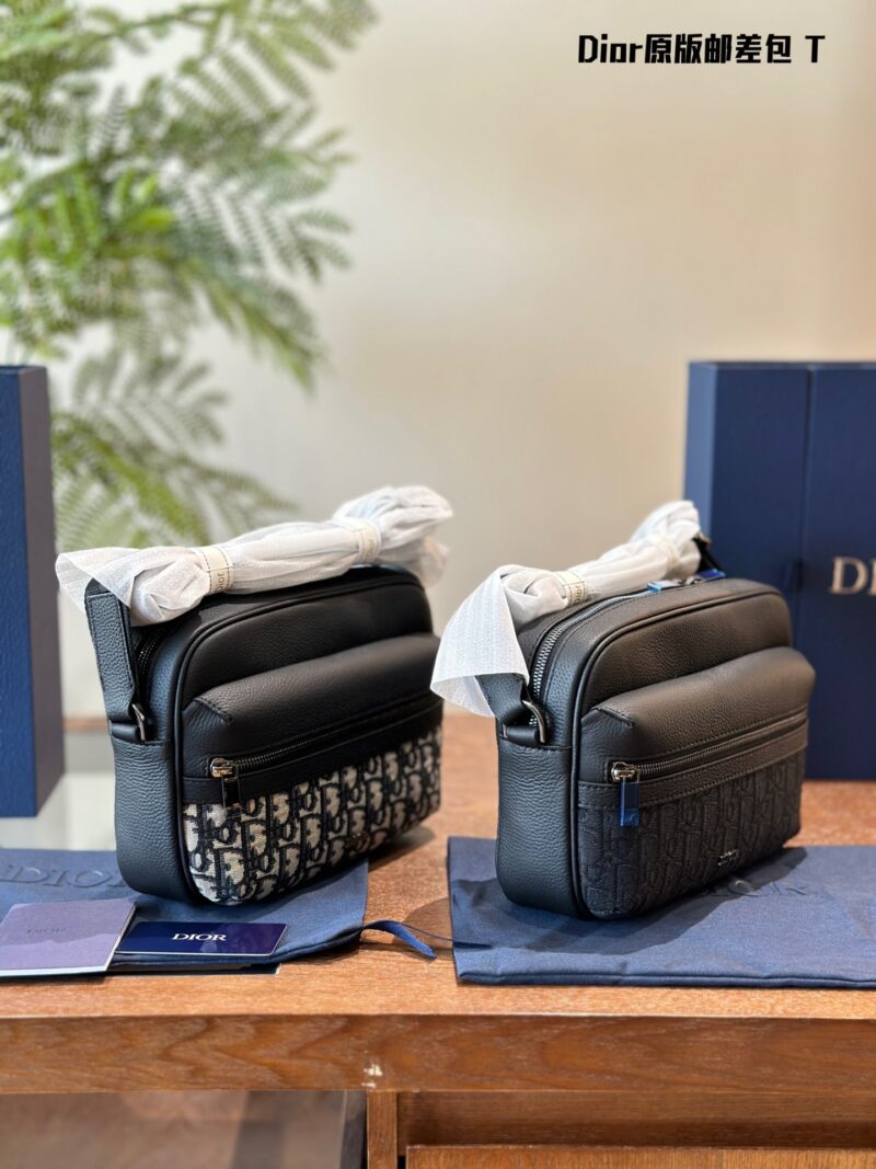 Dior Men's Postman Bag P270
Original embroidered fabric with top layer calf leather
The new season of men's clothing has officially been launched!
The simple and low-key color scheme, combined with high-end and comfortable materials, and exquisite It...