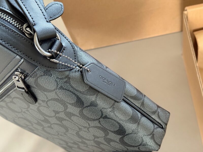 4bd11fa1f4.jpg 250 boxes
size:24*27cm
Coach C Men's Home~Square Bag/Pilot Crossbody Bag/Postman Bag
Are you ready for the 520 gift?
Exquisite three-dimensional, simple yet profound!
Very practical and convenient!