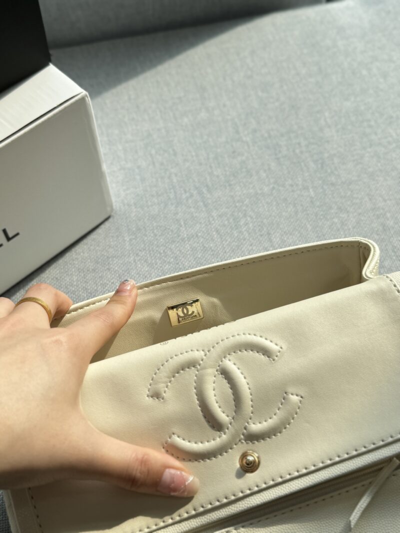 220 folding box
size：23.5×14
CHANEL Classic Flap CF Series Caviar Chain Bag with Lid Cover, Single Shoulder Crossbody Bag
The soft and sticky texture of the leather is very good and elegant, but it still needs to be vintage~
Exquisite and compact,...