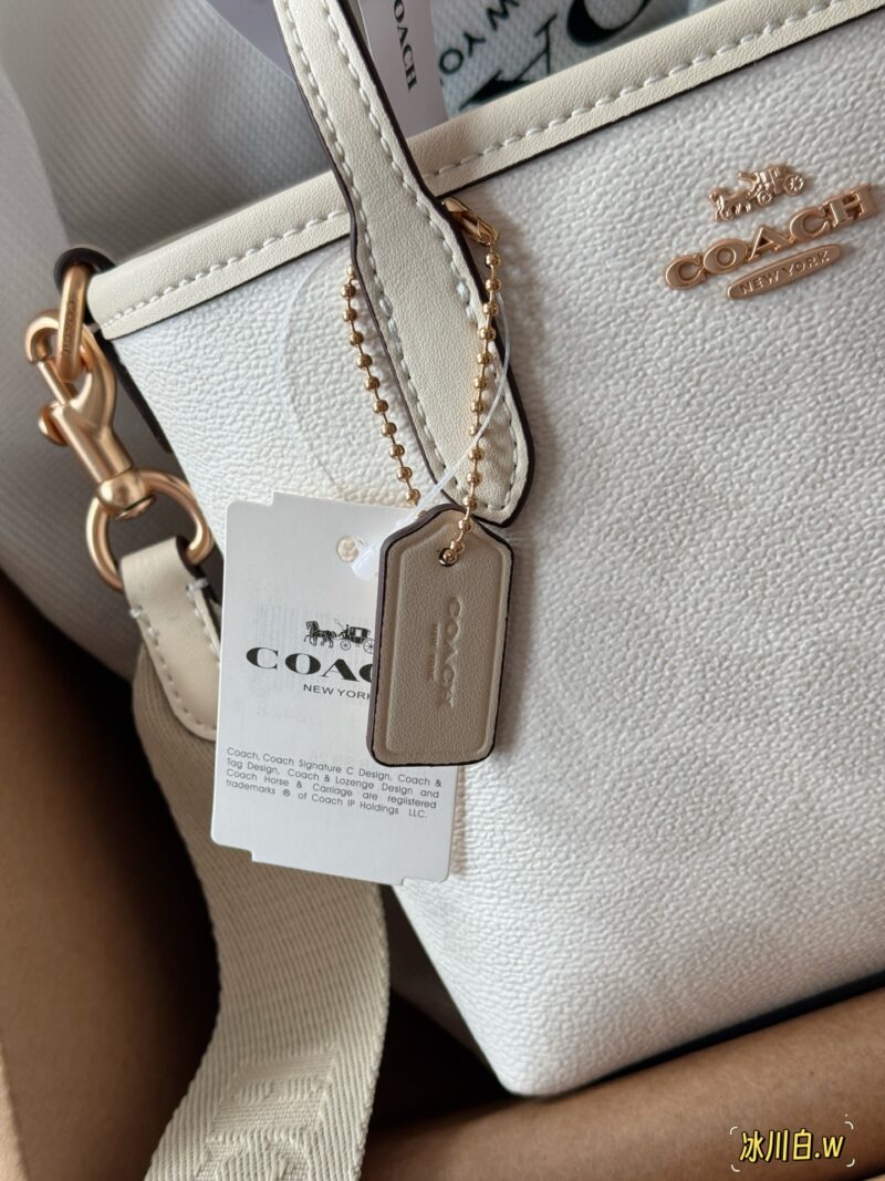 4bdc6c01e8.jpg 210 box
size:15*14cm
New Product C Mini Tote 15
A very refreshing color
A cute little one is enough for daily use!
City, this mini tote! So cute!!
City15 Glacier White!