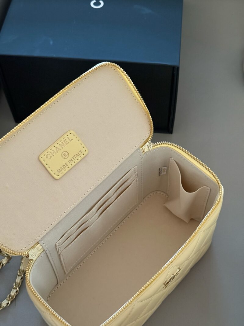 4beb6b4c52.jpg 210 Pack
size:18*10cm
Xiaoxiangjia Handle Box Bag
Your upper body is full of immortal energy!
The smooth skin feels super comfortable to the touch
Crossarm/Handheld/
Summer chicken yellow/soft fufu drops super cute/
