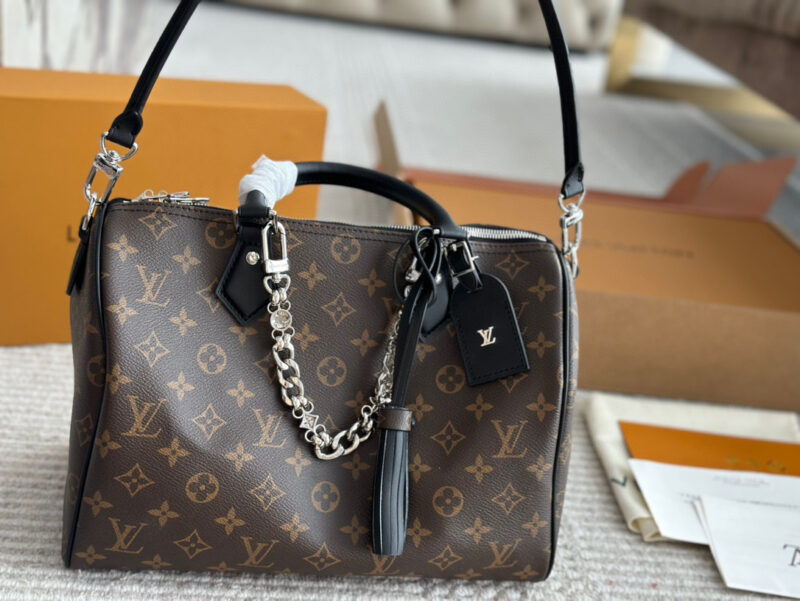 4bf7d365a6.jpg 280 pairs of boxes
2024 new model size: 30cm
L Home SPEEDY30
Copy edition pillow bag
Original hardware (folded)
?? The new shoulder straps are really roaring and beautiful
Search for Lv pillow bag