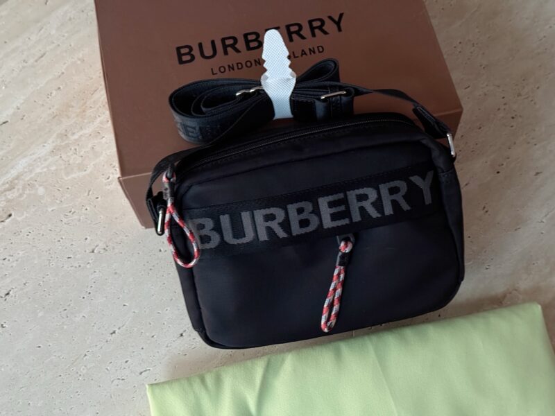 4bf822a751.jpg 180 fold gift box
Size: 21 * 16cm
Bur Black Camera Bag
The handbag has a card slot inside!
Traveling and staying at home is very convenient!
This is a product that can be used by children, boyfriends, girlfriends, uncles, and aunties!