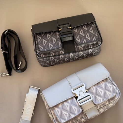 240 boxes
size：27*18cm
D Men's Saddle Bag/Postman Bag
Men's commuting bags are a hot selling item that is hard not to love
Exquisite workmanship, old floral fabric, new and fresh