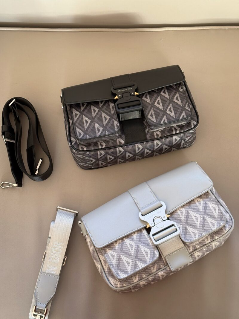4bf8be124e.jpg 240 boxes
size:27*18cm
D Men's Saddle Bag/Postman Bag
Men's commuting bags are a hot selling item that is hard not to love
Exquisite workmanship, old floral fabric, new and fresh