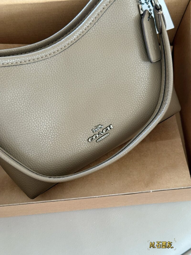 4bf996939f.jpg 200 boxes
size:19*14cm
Today's New Products|
C's mini Laurel stray bag is so cute!
Two shoulder straps slung diagonally under the armpits
In summer, I changed into a small skirt and paired it with a small stray bag,
Super cute