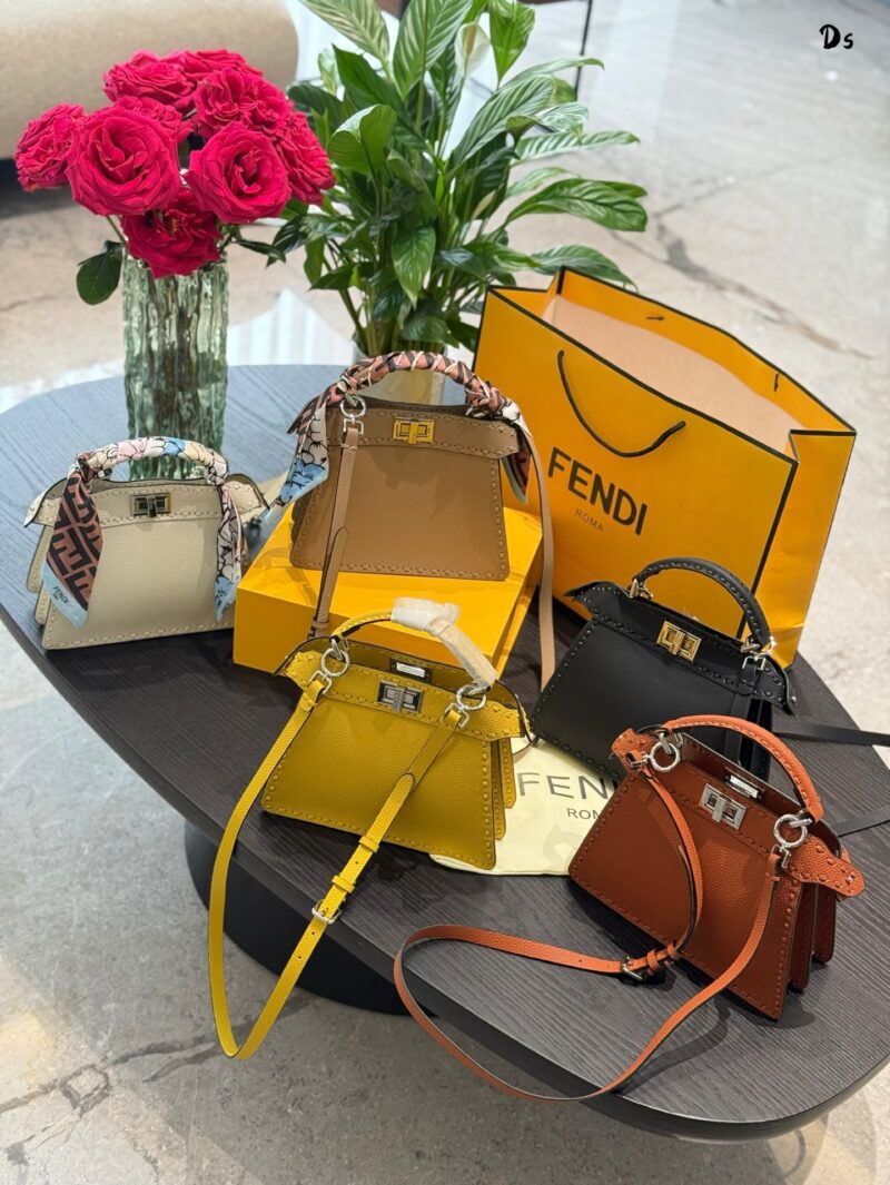 4bfe59cab9.jpg Fendi can cure all diseases p230
While shopping, I was mesmerized by FENDI Peekaboo ISeeU Petite's natural grain leather paired with Selleria handmade stitching
Full of design sense, low-key luxury yet elegant
No matter what outfit it is paired with,...