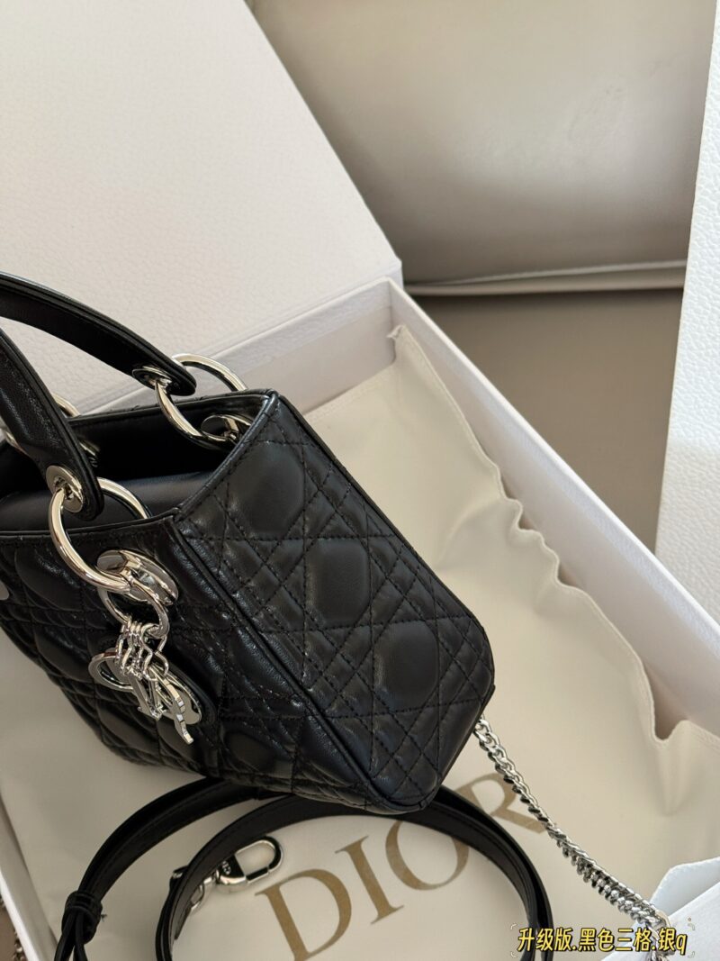 260 box upgrade version
Size: 17 * 15cm (three grids)
Dior handbag by Diana
D Family Princess Silver Button
It's very simple and elegant to hold in your hands and shoulders!
The milky sound makes one feel refreshed and happy
Very tender! It feels lik...