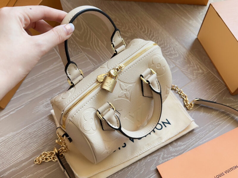 4c1976d13d.jpg 250 new model (with box)
size:20*14cm
L Home SS23 Speedy 20
Experience the joy of strawberry powder together~
Carrying a small bag, I really love it, love it~
?? Cream strawberry color
Search: Lv nano