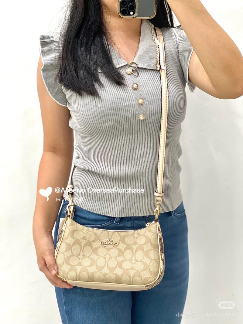 COACHTERI Underarm Shoulder/Crossbody Bag with Convex Features
Teri Shoulder Bag, new vintage crossbody bag with snake patterns on both sides, V Size size approximately 24x15x7.5cm
Both long and short shoulder straps are detachable.
Finally, please a...