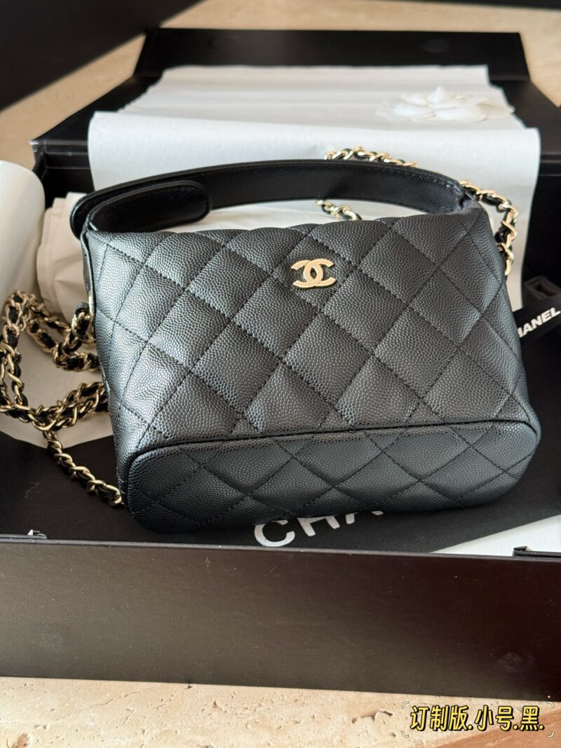 4c3276dbd4.jpg 210 box
Size: 15 * 13cm (small)
Xiaoxiang's lunch box bag
A popular bag that catches the eye at a glance
Really cute
Can be sweet or salty
You can hold it by hand, shoulder and back. The chain length is just right
It also has strong compatibility#