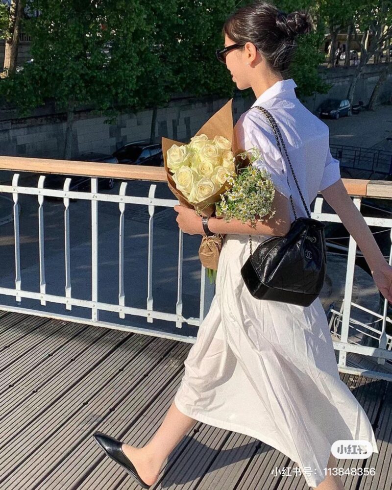 4c4eb77868.jpg Chanel Wandering Shoulders | The ceiling of the backpack is not wrong
Liu Yifei, who likes pure black, can take a look
The magic of Chanel lies in its ability to combine casualness and delicacy without going against the norm
Classic small shoulders, ...