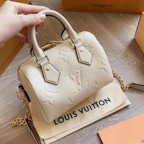 250 new model (with box)
size：20*14cm
L Home SS23 Speedy 20
Experience the joy of strawberry powder together~
Carrying a small bag, I really love it, love it~
?? Cream strawberry color
Search: Lv nano