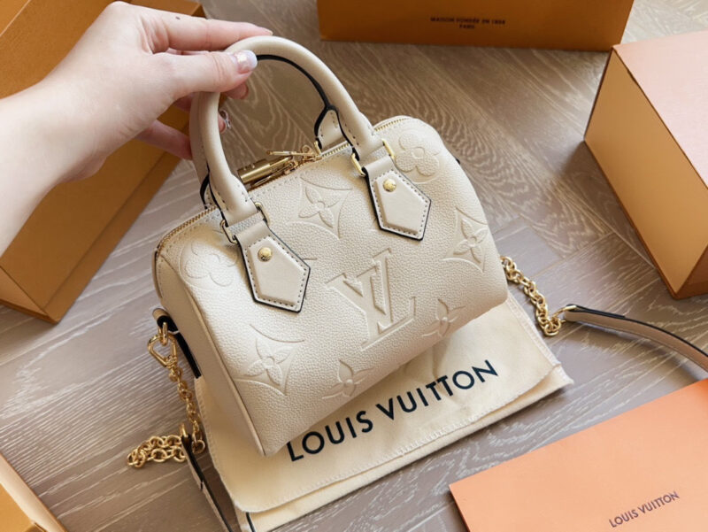 4c5c05e487.jpg 250 new model (with box)
size:20*14cm
L Home SS23 Speedy 20
Experience the joy of strawberry powder together~
Carrying a small bag, I really love it, love it~
?? Cream strawberry color
Search: Lv nano