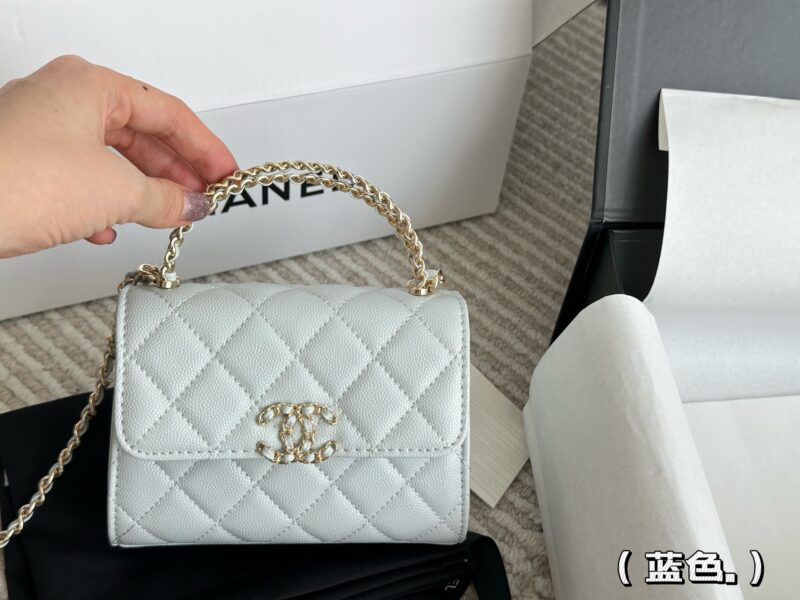 4c66a3b43b.jpg 210 box
size:15*12cm
Xiaoxiang Family 23Kelly
This bag type is a whole love to live in
Can be carried by hand or slung diagonally
The caviar cowhide is too perfect!
