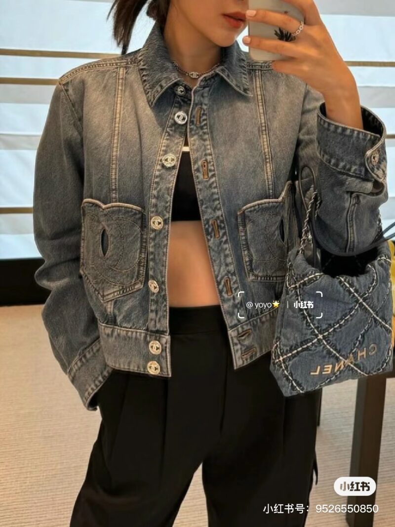 4c68cc7fcf.jpg Chanel garbage bag mini denim
The Chanel 22bag mini has once again entered the season of being obsessed with denim. The new 24p172bag denim mini is a bit tricky for me! White stitching paired with blue denim
Fashionable and explosive
Same color chain...