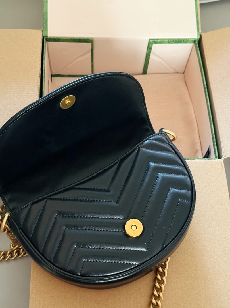 4c6b36fa2c.jpg 205 box
Size: 20 (top width) * 4cm
GG Marmont 23ss saddle bag,
It's hard not to love after watching it
Inside the original hardware version!
The upper body effect is also amazing!