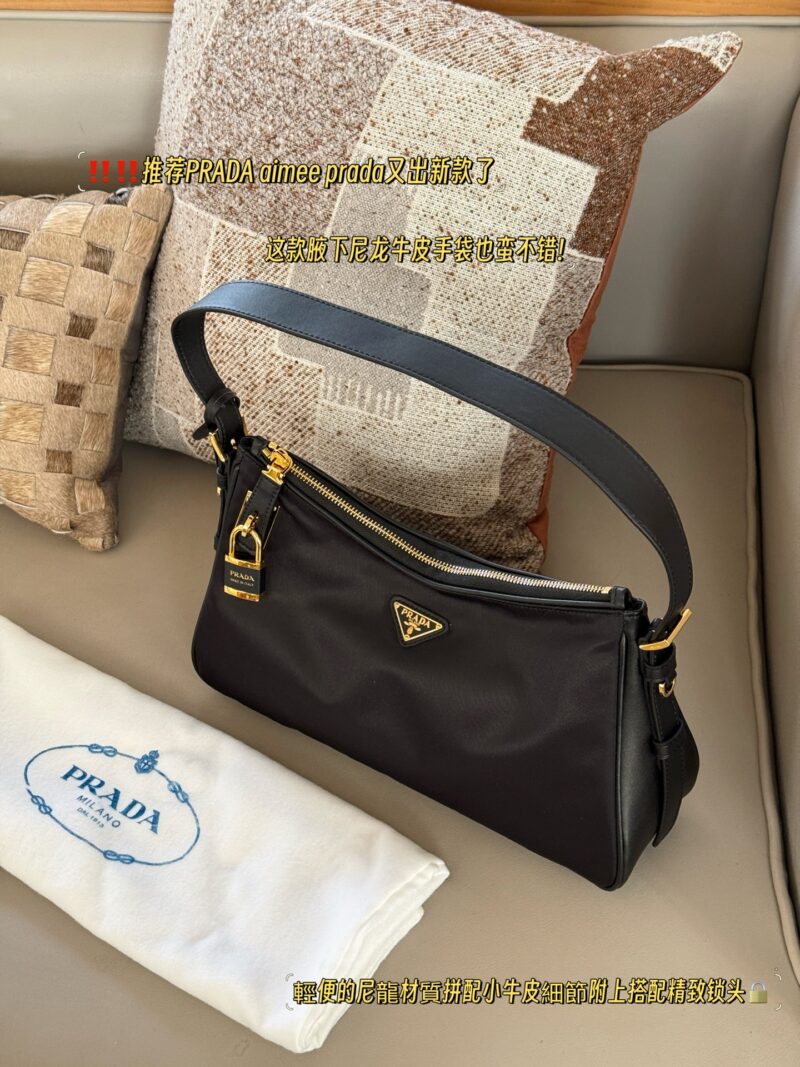 4c78a3f442.jpg 290 boxes
size:40*20cm
??? Recommended PRADA aimee
Prada has released a new model again
This underarm nylon cowhide handbag is also quite good!
The designer's inspiration is starting to shine again!
Lightweight nylon material paired with calf...