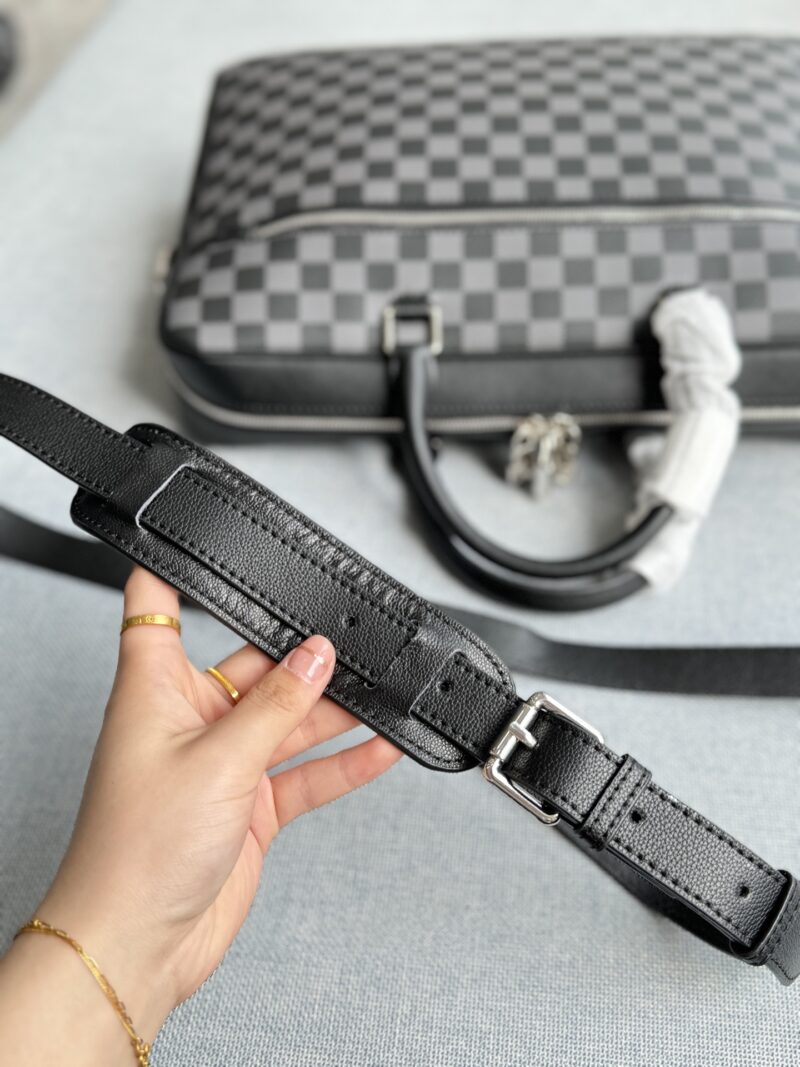 Cowhide 340
size：39×29
LV checkerboard commuting bag, office bag, computer bag, single shoulder crossbody bag
Can be carried diagonally or by hand
The capacity is also very large, it can hold files and computers
Black versatile, classic
The materi...