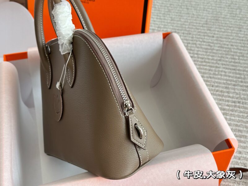 290 cowhide box
size:29*25m
H Home Hermes Bolive Leather Shell
Who hasn't gotten this yet!
Truly unbeatable and adorable!
Carrying it back is truly practical
~Gift of hardware and pony ornaments