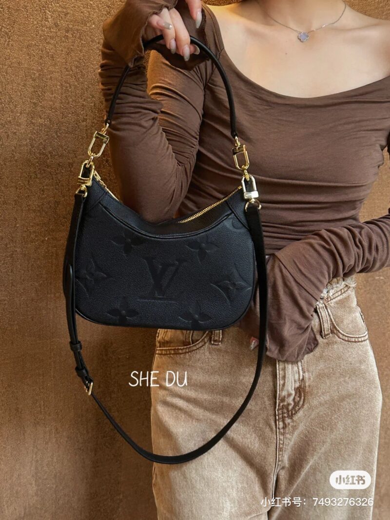 Here's the limit two again. Choose Lv bagatelle armpit bag, Lv bagatelle black and elephant gray
Both colors are absolutely beautiful, it's hard to choose who to like better. The two shoulder straps under the armpits are amazing, and even a crossbody...