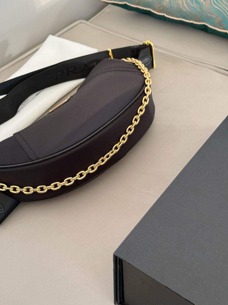 4cc3135d74.jpg 235 box
size:30*14cm
Sling bag with small cow horns
I have already warmed it up for you. Now you can take it away directly
Can be slung diagonally or carried on one shoulder
The shape of the new moon is unique and distinctive
It is also Prada's han...