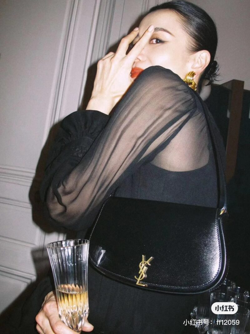 Favorite Underarm Bag for Going Out ▼ V
YSL new underarm bag
Mini Half Moon Shape
Simple and unique