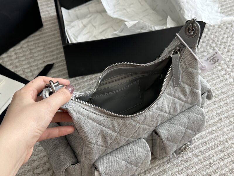 4ce1346bb9.jpg 320 box
size:24 15cm
Chanel vintage bowling bag
This bowling bag is really delicious~
A vintage Chanel bowling bag that has been very popular recently.
The design is not easily outdated and is very fashionable to hold in your hand.