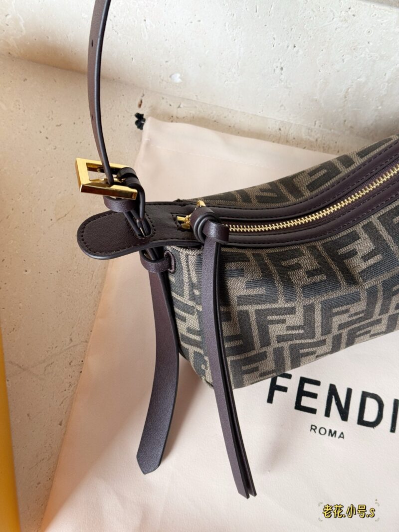 235 box
Size: 22 * 12cm (small)
F Home Fendi's Latest Show Style Old Flower Underarm Bag
Simply give a sense of sophistication
Comes with a sophisticated sense of relaxation!
Be adaptable, that's really cool!