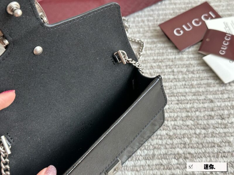 4ced8f6924.jpg 215 boxes
size:18 11cm
GG's latest wine god bag with shiny leather
Latest fabric paired with Shijiushen buckle
Super good-looking