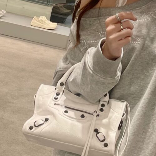 Balenciaga motorcycle silver is so handsome!!! Motorcycle bags will really be loved forever
A locomotive with a silver buckle will appear cool and aloof. C0o
Laziness comes naturally. The motorcycle bag can be equipped with a casual and free spirited...