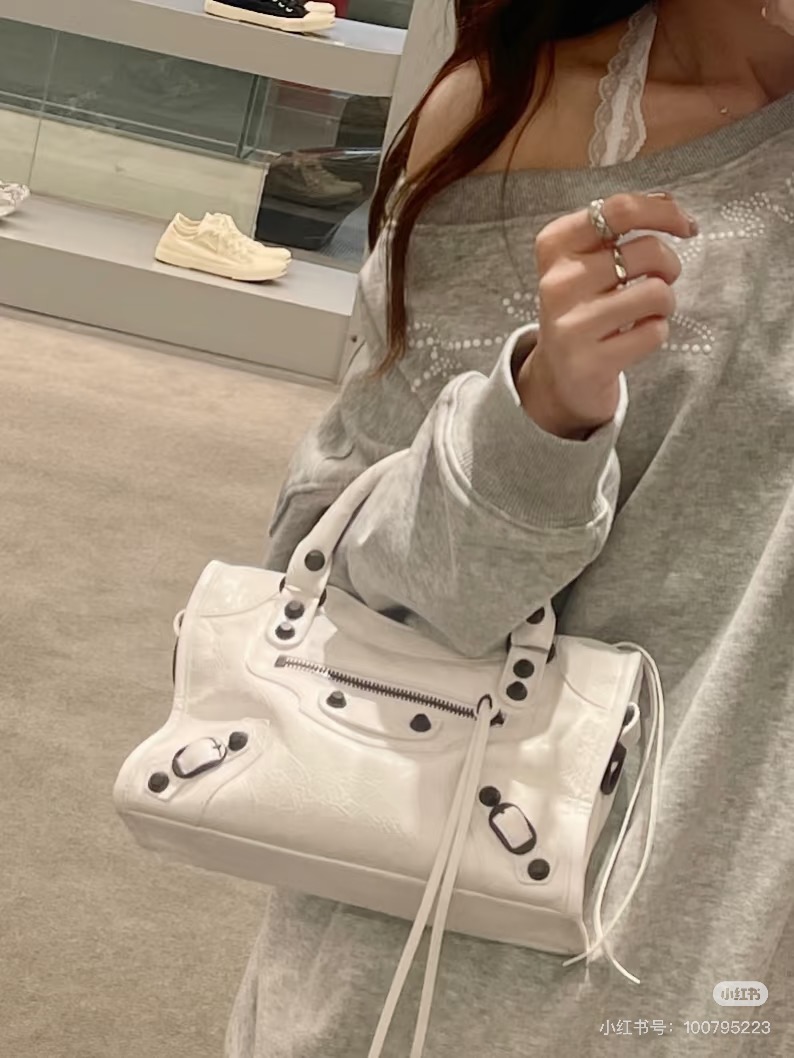 4cf345199d.jpg Balenciaga motorcycle silver is so handsome!!! Motorcycle bags will really be loved forever
A locomotive with a silver buckle will appear cool and aloof. C0o
Laziness comes naturally. The motorcycle bag can be equipped with a casual and free spirited...