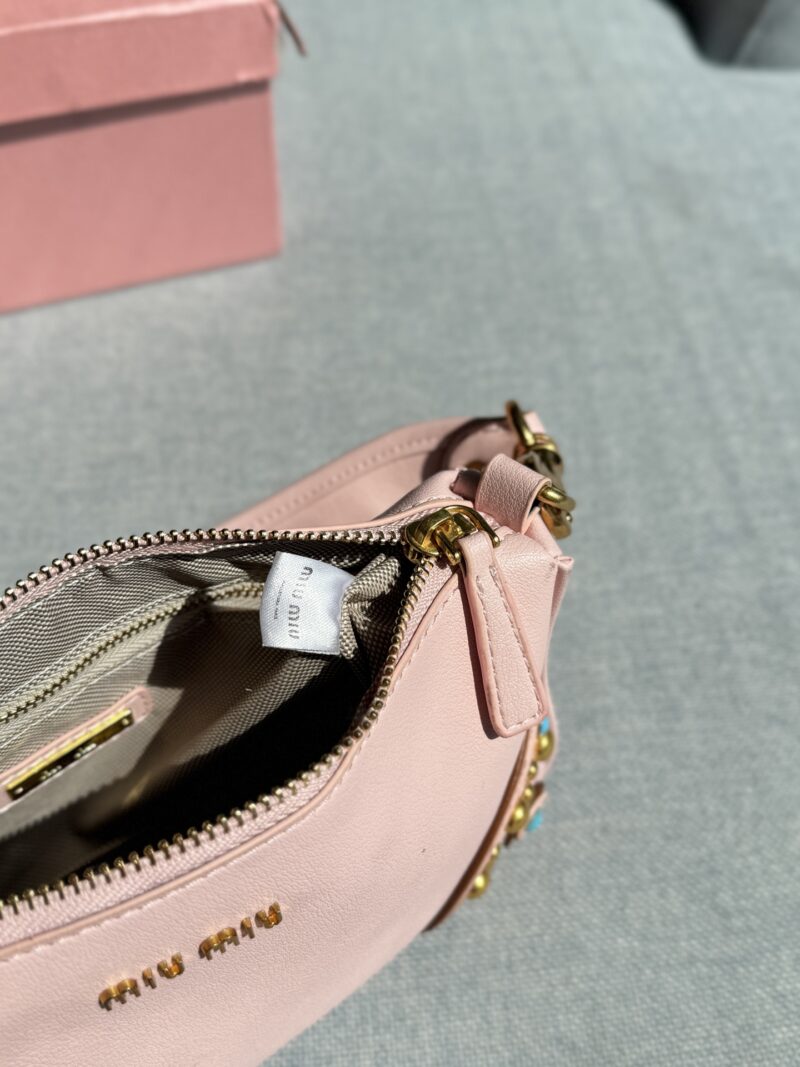 4cf81aed35.jpg 215 Heaven and Earth Cover
size:24×13
MIU MIU Riveted Underarm Bag Used Bag
Show off vintage bags Come and watch! The simple and clean design of the 2025 Spring/Summer collection bags
Highlighting functional practicality, soft and comfortable touc...