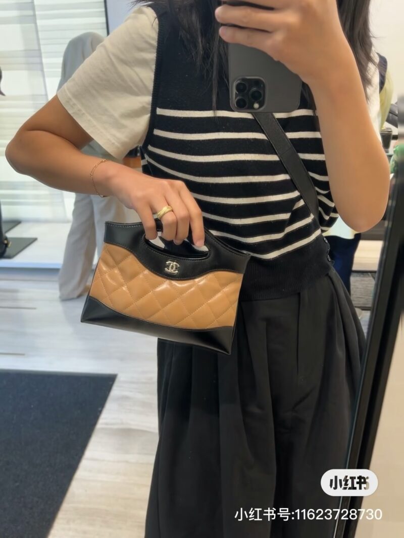 4cfb3e5fd2.jpg Chanel 24S Latest 31 Bag Nano
The top selling lingerie is so cute and the sheepskin texture is superb!! Soft and delicate touch!
The full classic diamond grid pattern combined with light gold hardware design presents a perfect fusion of classic and l...