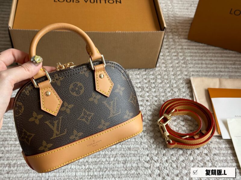 220 boxes of yellow leather
Size: 20 * 4cm (small)
L Home Alma Shell Bag
Introverted! Deep and profound! flavoursome!
This versatile classic handbag
Still highly favored by modern people!