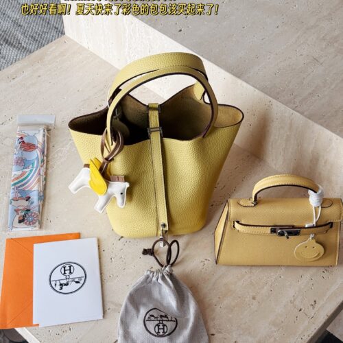 299 with folding box (silver buckle)
size：18*19cm
Basket of vegetables - gentle to the touch
H Family Vegetable Basket ???
Top layer TC cowhide/oil wax thread
?? Delivery scarves ?? Paired with a pony
?? The leather has a great te...