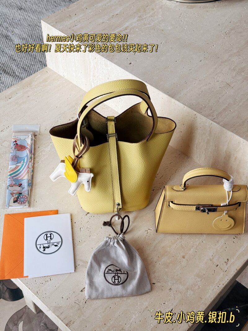 4d1f57704c.jpg 299 with folding box (silver buckle)
size:18*19cm
Basket of vegetables - gentle to the touch
H Family Vegetable Basket ???
Top layer TC cowhide/oil wax thread
?? Delivery scarves ?? Paired with a pony
?? The leather has a great te...
